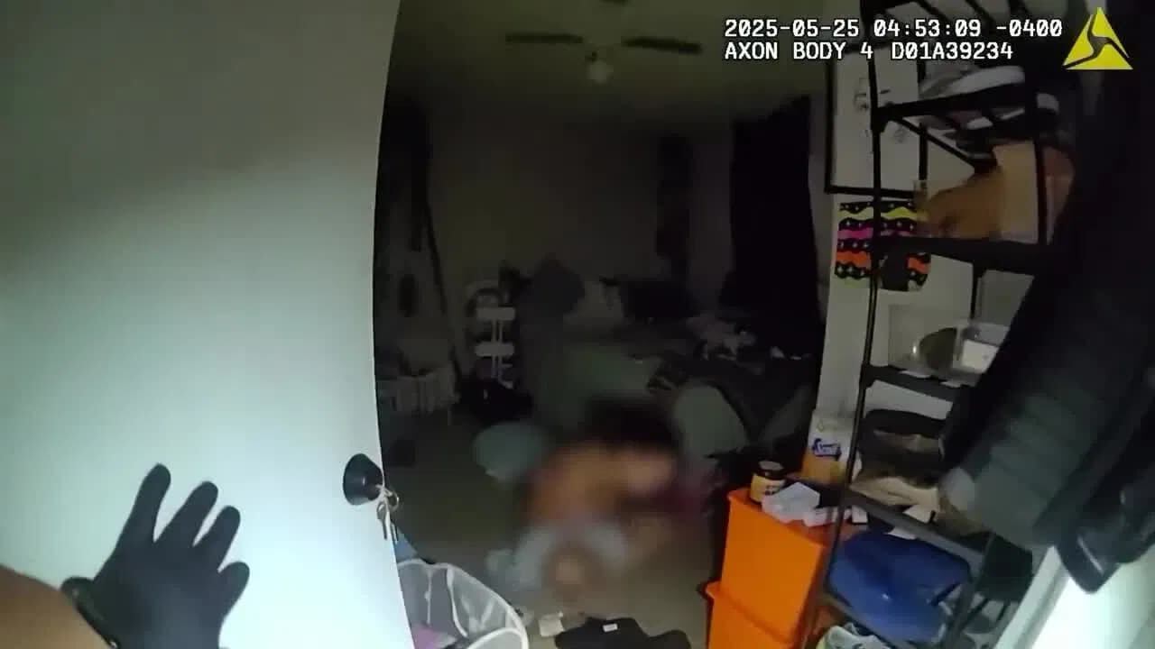 Policías en uniforme rodeando una casa en un vecindario residencial con cintas amarillas de “escena del crimen”.