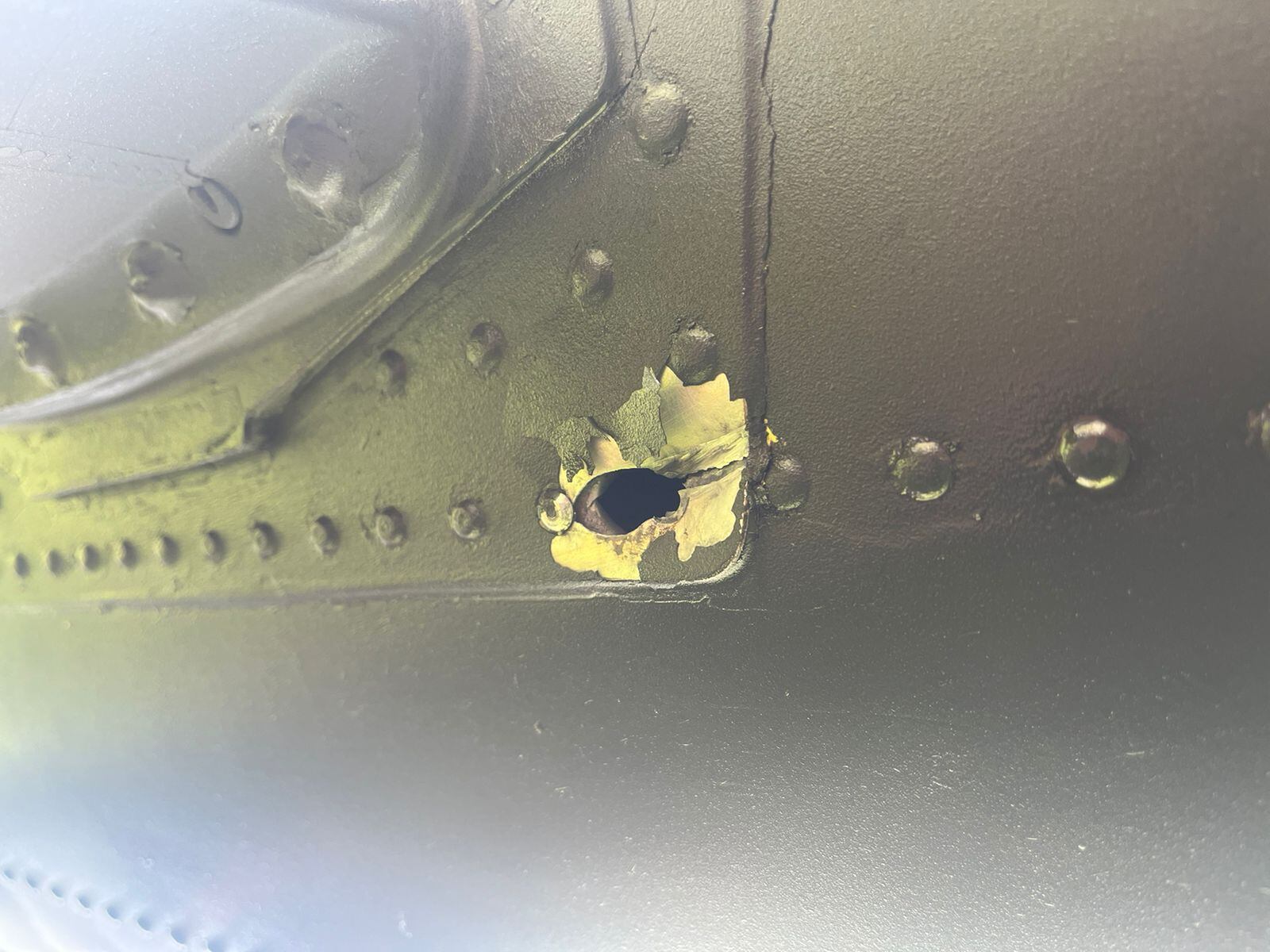 Otro de los impactos con fusiles de las disidencias de las Farc al helicóptero Black Hawk del Ejército en el Cauca.