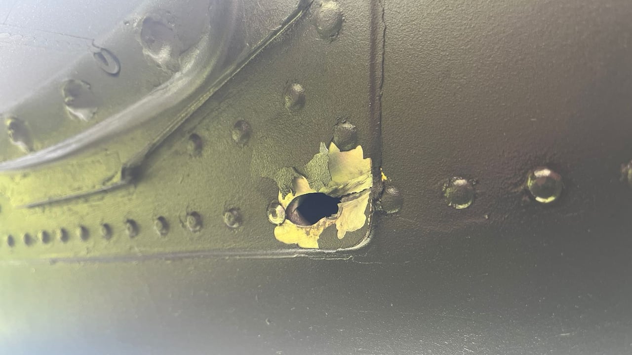 Otro de los impactos con fusiles de las disidencias de las Farc al helicóptero Black Hawk del Ejército en el Cauca.