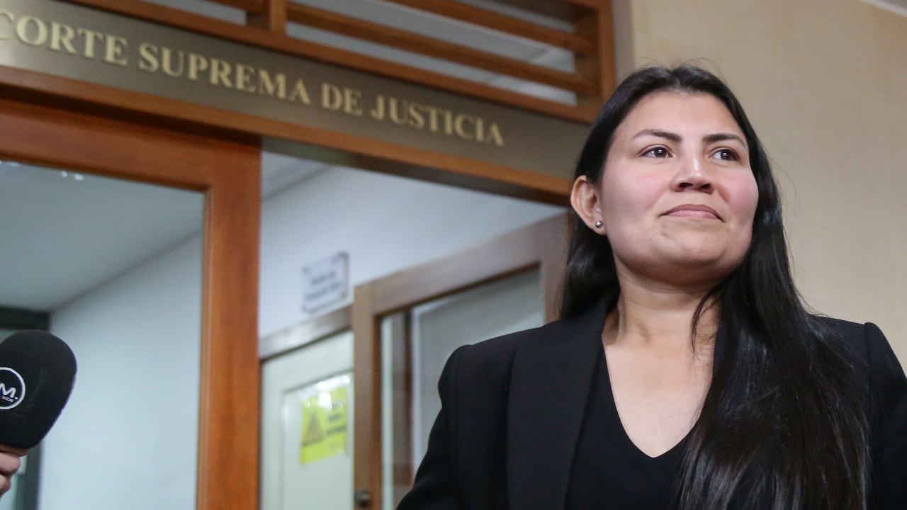 Bogotá. Diciembre 02 de 2024. La representante Karen Manrique en compañía de su abogado defensor, Andrés Garzón compareció ante la Corte Suprema de Justicia como parte de la investigación por el escándalo de corrupción en la Unidad Nacional para la Gestión del Riesgo de Desastres UNGRD. Durante la diligencia de indagatoria, ejerció su derecho a guardar silencio. (Colprensa - Catalina Olaya)