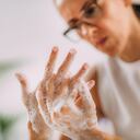 Una de las recomendaciones en cuanto al lavado de manos efectivo es frotarse las manos hasta obtener espuma, teniendo la precaución de que la espuma cubra toda la superficie de las manos, incluido el dorso, los espacios localizados entre los dedos y debajo de las uñas.