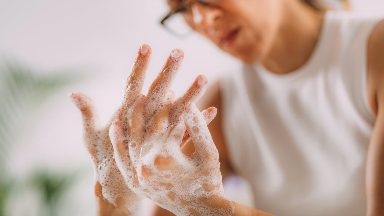 El lavado de manos es importante para eliminar suciedad y bacterias.