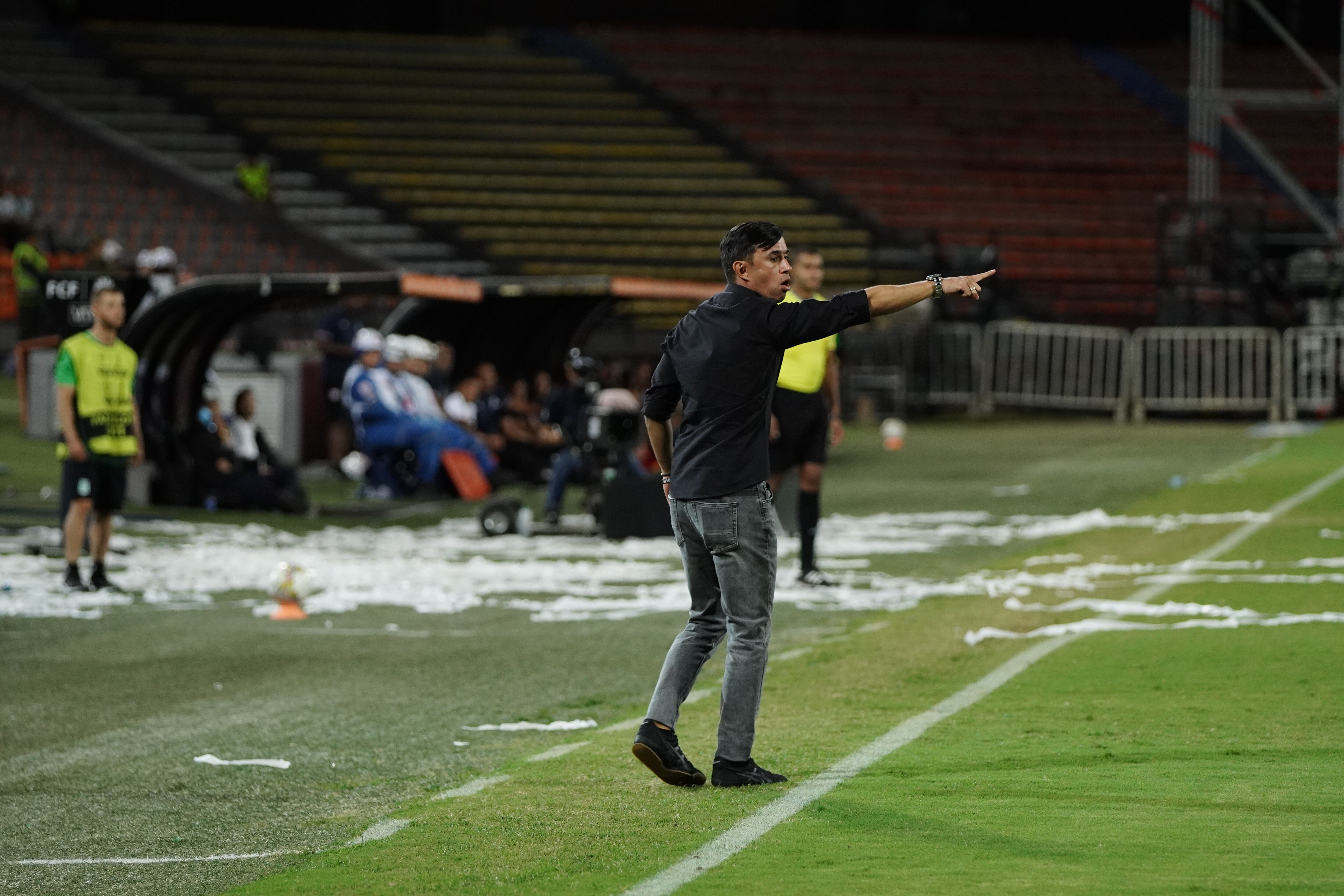 Jhon Jairo Bodmer dirigiendo un partido con Atlético Nacional en el 2023.