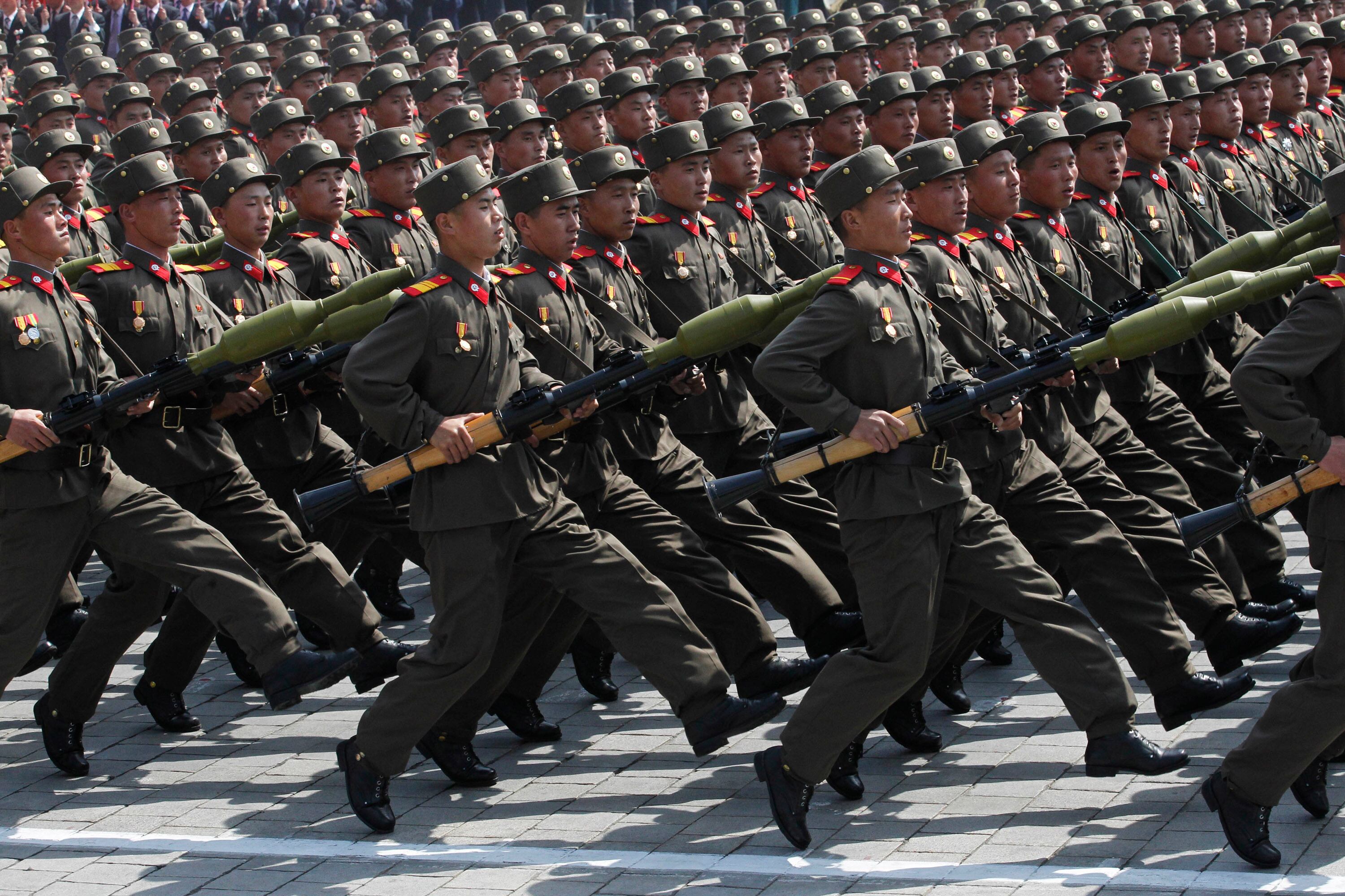 Soldados norcoreanos marchan durante un desfile militar en la Plaza Kim Il Sung por los 100 años del natalicio del fundador norcoreano Kim Il Sung, el 15 de abril de 2012 en Pyongyang, Corea del Norte. (AP Foto/Ng Han Guan, Archivo)
