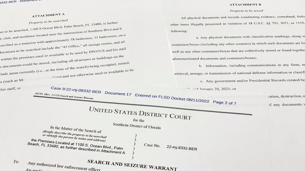La orden de registro sin sellar del FBI para la propiedad Mar-a-Lago del expresidente Donald Trump en Palm Beach, Florida (AP Photo/Jon Elswick)