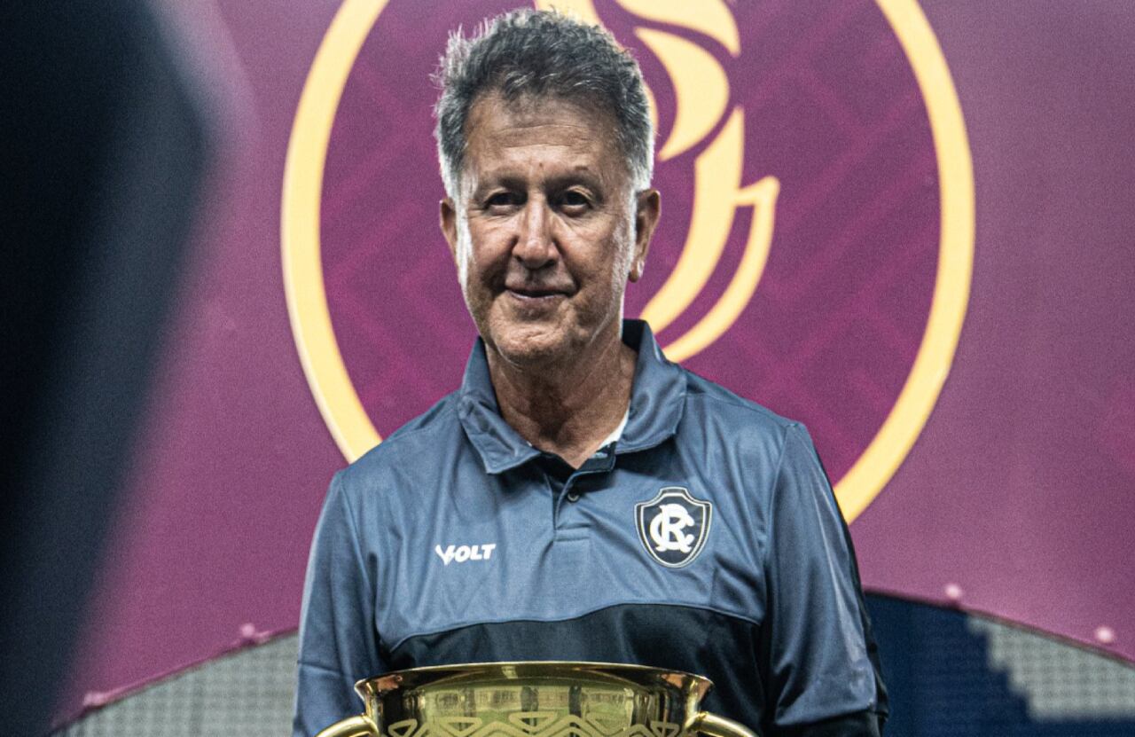 Juan Carlos Osorio levantando el título de la Super Copa Grão-Pará