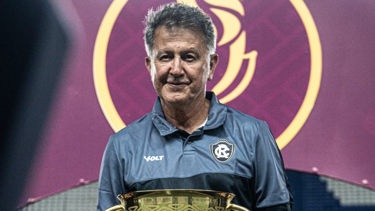 Juan Carlos Osorio levantando el título de la Super Copa Grão-Pará