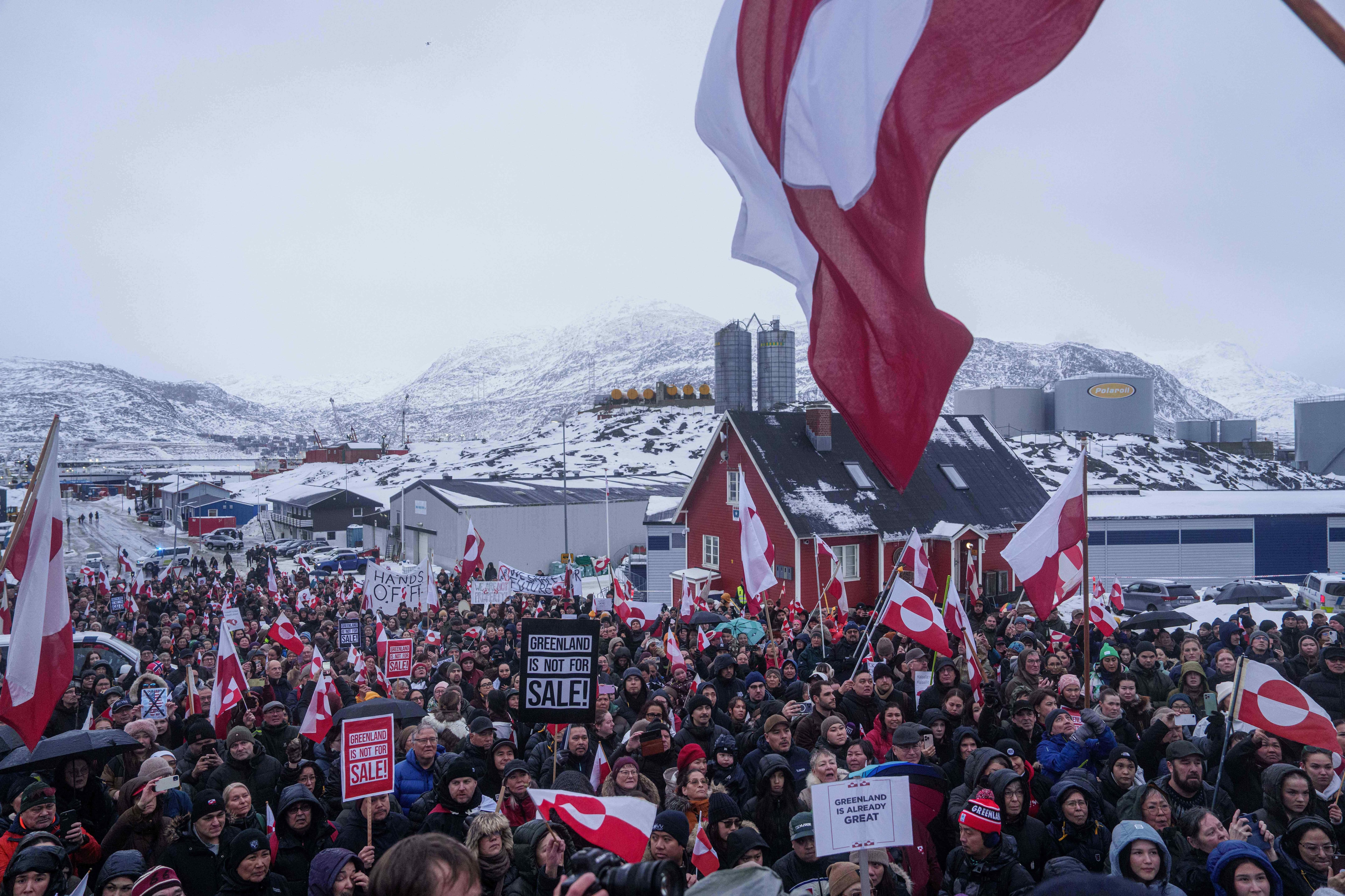 Personas protestan contra la política de Donald Trump hacia Groenlandia frente al consulado estadounidense en Nuuk.