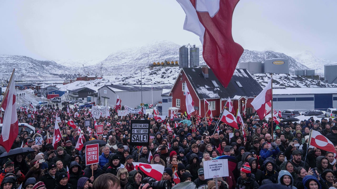 Personas protestan contra la política de Donald Trump hacia Groenlandia frente al consulado estadounidense en Nuuk.