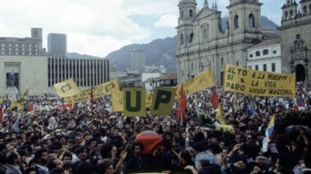 En imagen de archivo, la multitudinaria manifestación tras el homicidio de Jaime Pardo Leal hace 25 años. Gobierno colombiano se comprometió a brindar las medidas cautelares y especiales de protección a los sobrevivientes del exterminio de la Unión Patriótica.