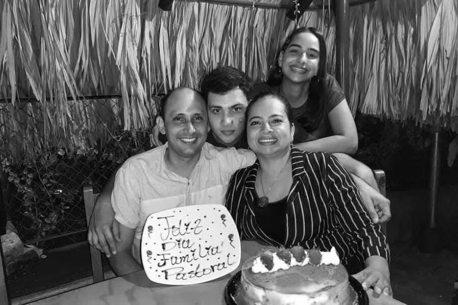 Continúan las investigaciones sobre el crimen del pastor Marlon Yamith Lora, su esposa Yurlay Rincón, y sus hijos Ángela y Santiago, quienes fueron asesinados en un restaurante de Agucachica, Cesar, el 29 de diciembre de 2024.