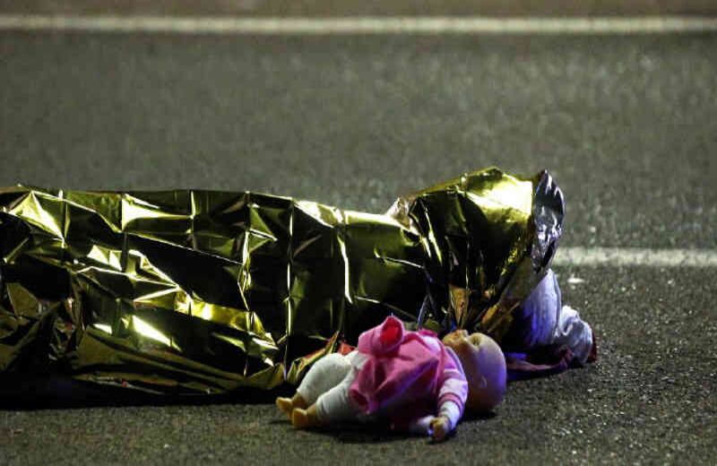 Tragedia en la fiesta. El cuerpo de una niña, junto a su muñeca, yace sin vida en el paseo de los Ingleses en Niza, luego de que Mohamed Lahouaiej Bouhlel, un residente tunecino, condujo un camión de carga de 19 toneladas hacia una multitud que celebraba el 14 de julio, día nacional de Francia. El atentado dejó 85 muertos y 303 heridos y la imagen se convirtió en símbolo de la tragedia. 