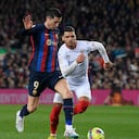 BARCELONA, SPAIN - FEBRUARY 5: Barcelona's Polish forward Robert Lewandowski vies with Sevillas' defender Rekik ( R ) during the Spanish league football match between FC Barcelona vs Sevilla FC at the Camp Nou stadium in Barcelona on February 5, 2023. (Photo by Adria Puig/Anadolu Agency via Getty Images)