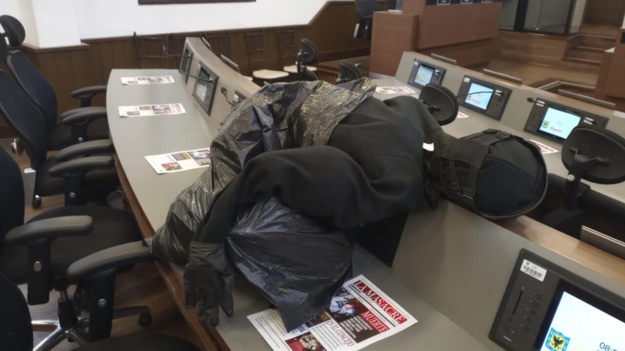 Este es uno de los maniquíes en bolsas negras que aparecieron en el Concejo de Bogotá.