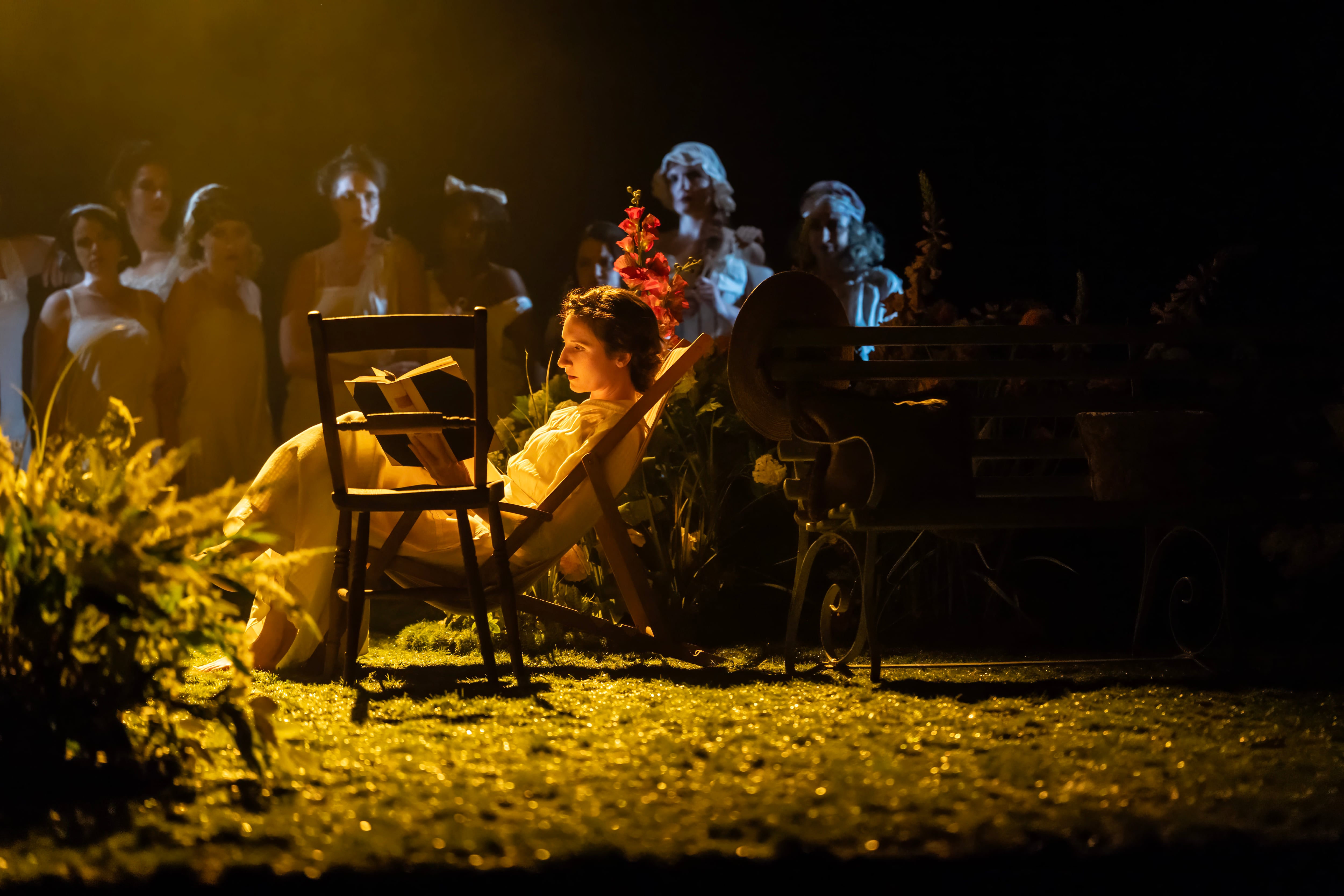 Desde el Garrick Theatre de Londres, ‘La profesión de la Sra. Warren’ ostenta a Imelda Staunton como la Sra Kitty Warren y su hija Bessie Carter como Vivie Warren.