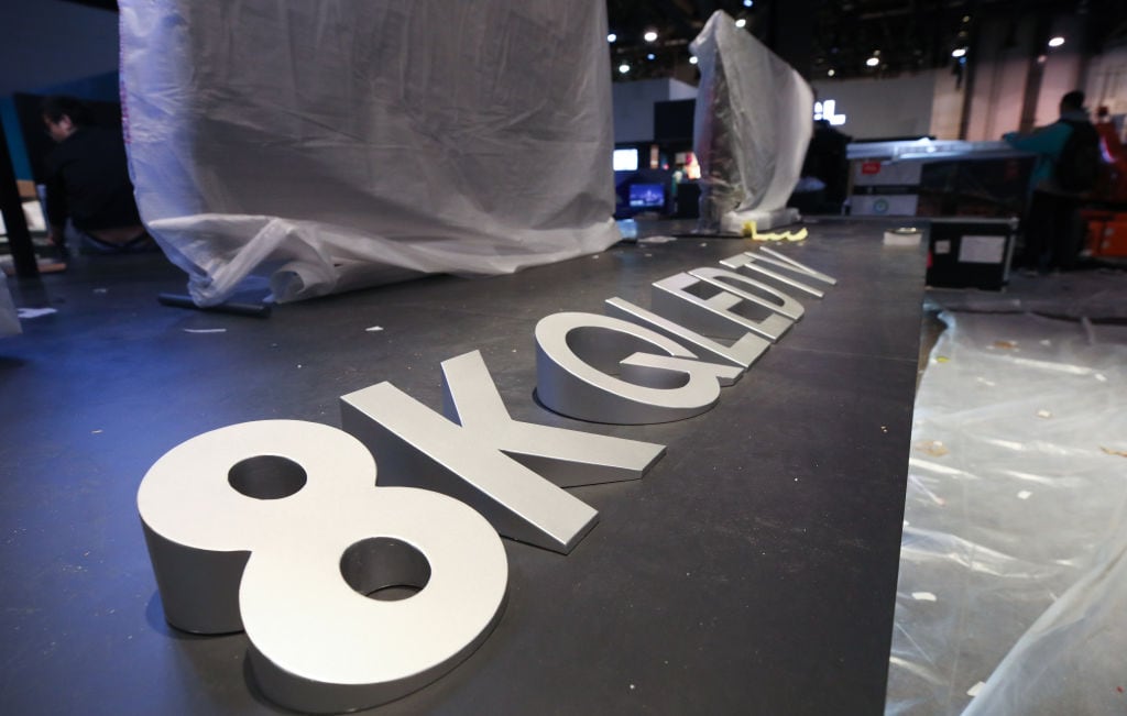 Los televisores QLED 8K permanecen desenvueltos en el stand de TCL durante la instalación de los expositores para CES 2020 en el Centro de Convenciones de Las Vegas el 5 de enero de 2020 en Las Vegas, Nevada (Foto de Mario Tama/Getty Images)