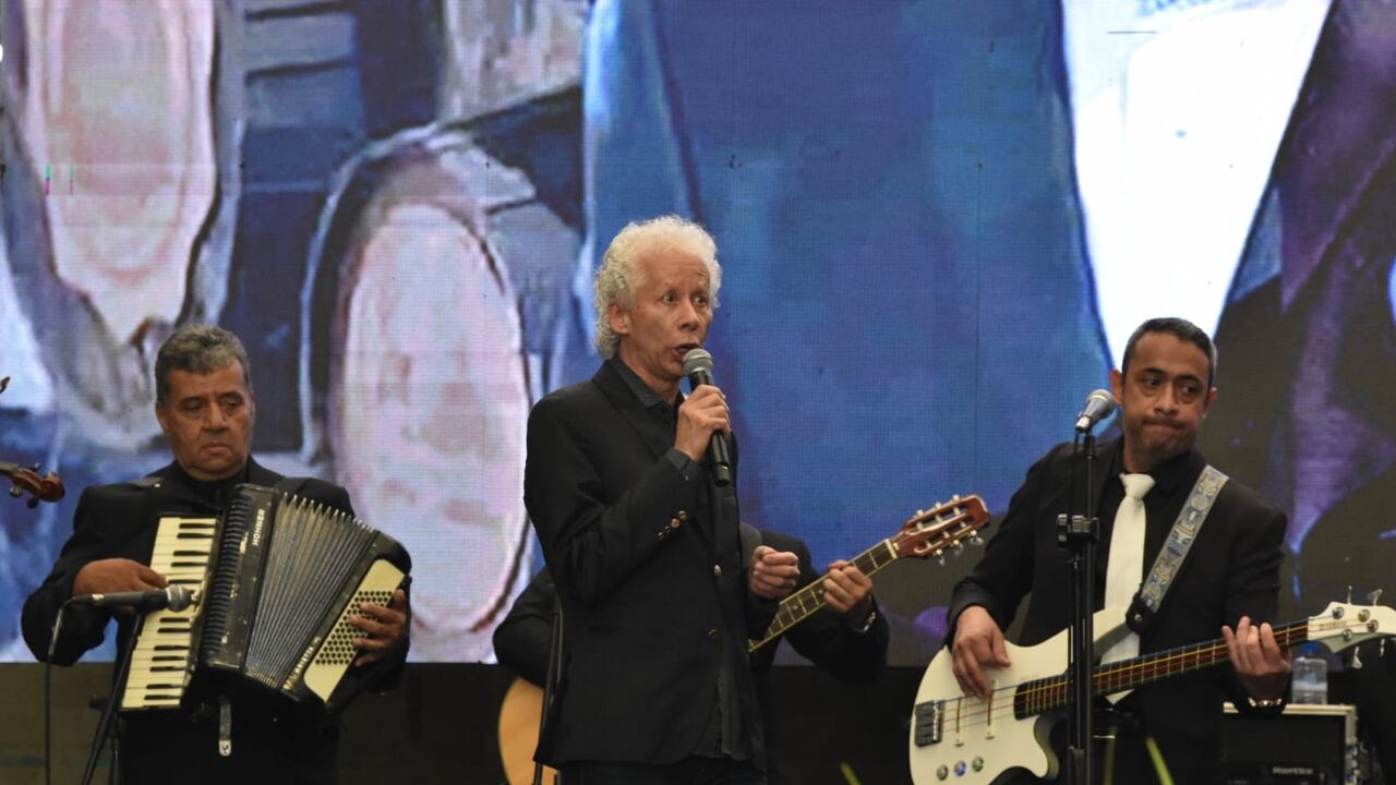 El cantante dijo que lo amenazaron con su familia.