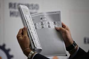 Presentación del kit electoral que se usará para el próximo 11 de marzo en elecciones parlamentarias.