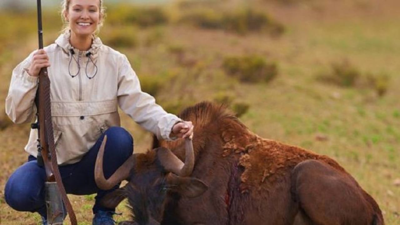 Las fotos en la que los cazadores posan junto a sus presas causan indignación entre quienes se oponen a esta práctica. Getty Images