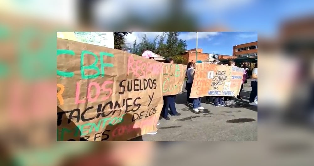 Madres comunitarias protestando en el ICBF