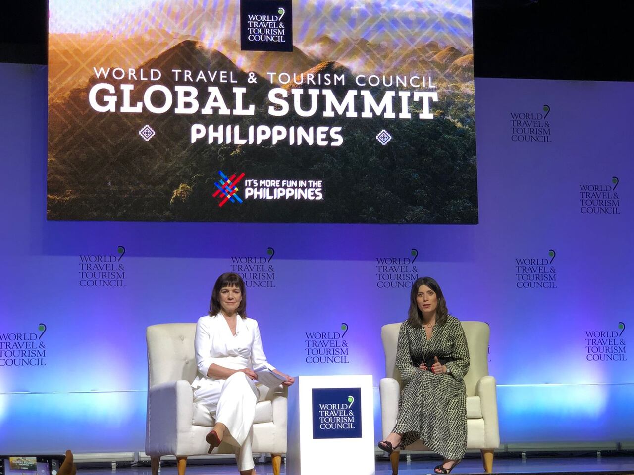 Julia Simpson, presidente del WTC y Virginia Messina, vicepresidente senior de la WTTC, durante la Cumbre Global de la organización.