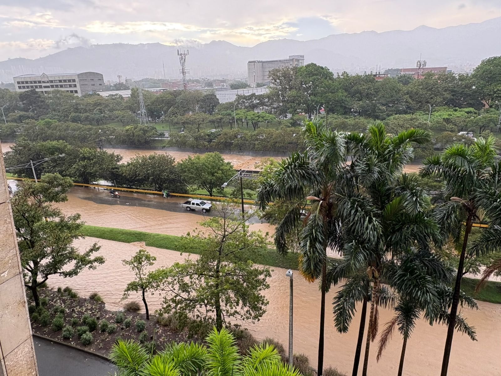 Fuertes lluvias generan emergencias en Medellín.