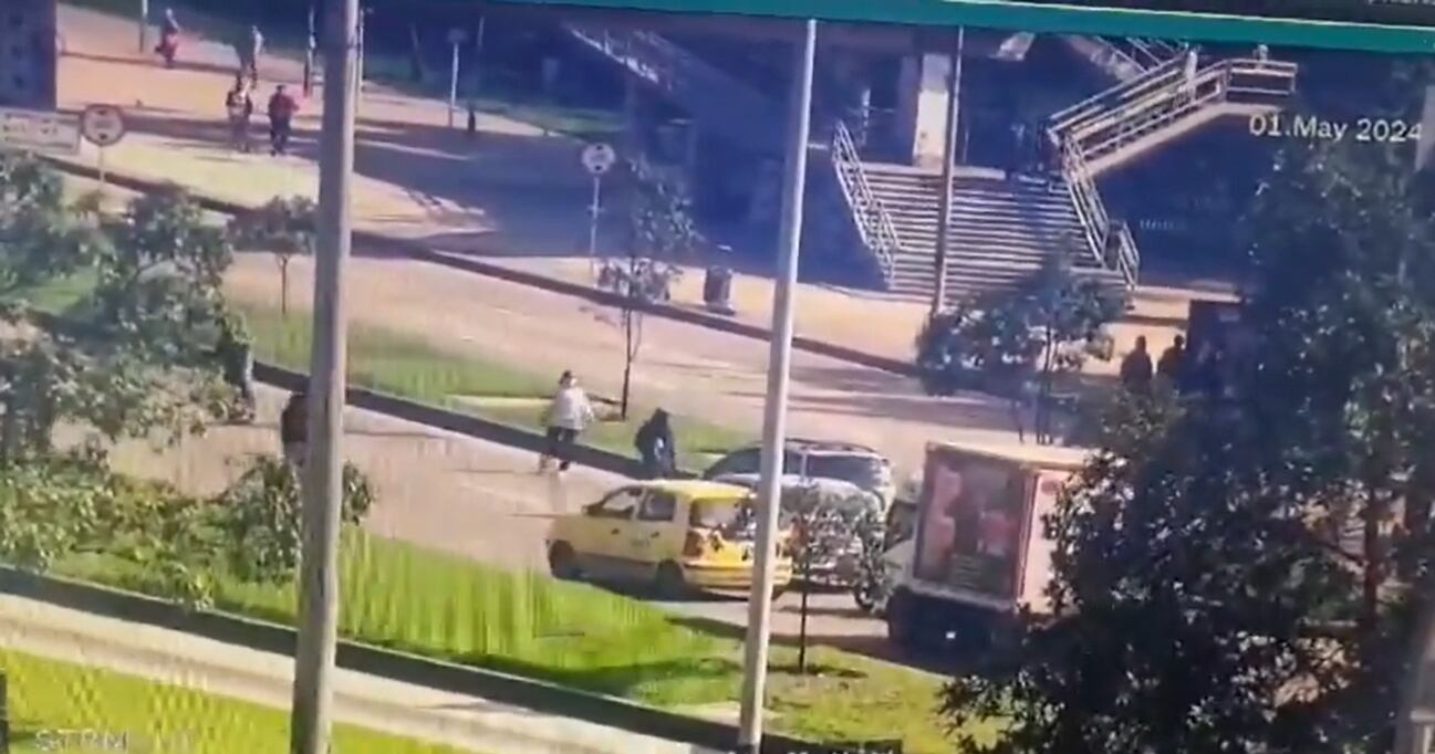Algunos encapuchados intentaron atacar un bus de TransMilenio.