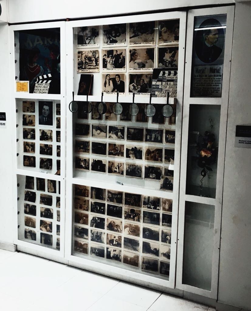 El museo también colecciona láminas de fotografías pintadas a mano que se distribuían en las cajetillas de cigarrillos del siglo XX.