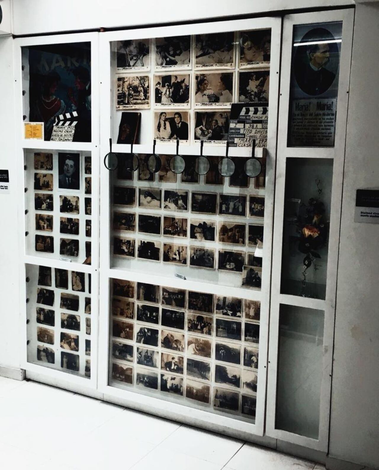 El museo también colecciona láminas de fotografías pintadas a mano que se distribuían en las cajetillas de cigarrillos del siglo XX.