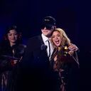 Bizarrap, de izquierda a derecha, Shakira y Kevyn Mauricio Cruz aceptan el premio a la canción del año por "Shakira: Bzrp Music Sessions, Vol. 53" durante la 24a entrega anual de los Latin Grammy en Sevilla, España, el jueves 16 de noviembre de 2023. (Foto de José Bretón/Invision/AP)