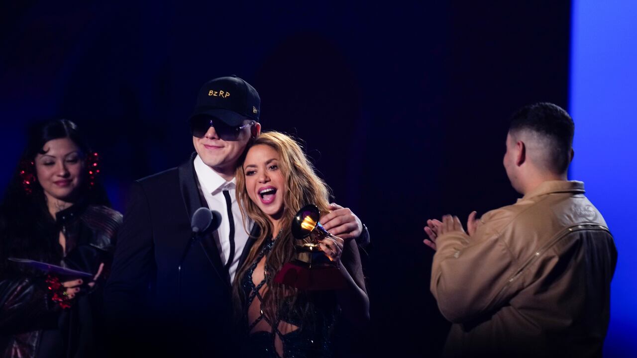 Bizarrap, de izquierda a derecha, Shakira y Kevyn Mauricio Cruz aceptan el premio a la canción del año por "Shakira: Bzrp Music Sessions, Vol. 53" (Foto de José Bretón/Invision/AP)