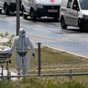 Trabajadores médicos llevan en una camilla a un paciente sospechoso de tener virus a un hospital en Kommunarka, en las afueras de Moscú, ciudad altamente afectada por la variante Delta del coronavirus. (AP Foto / Alexander Zemlianichenko)