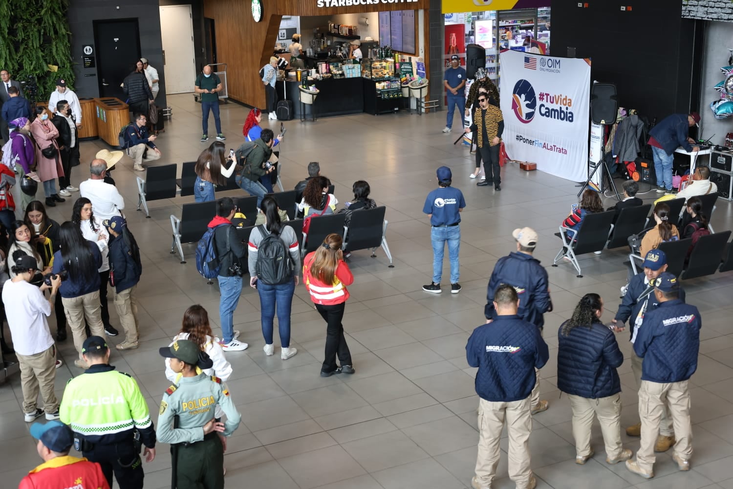 Las autoridades se tomaron el Aeropuerto Internacional El Dorado en una iniciativa que busca prevenir y detectar posibles situaciones de trata de personas