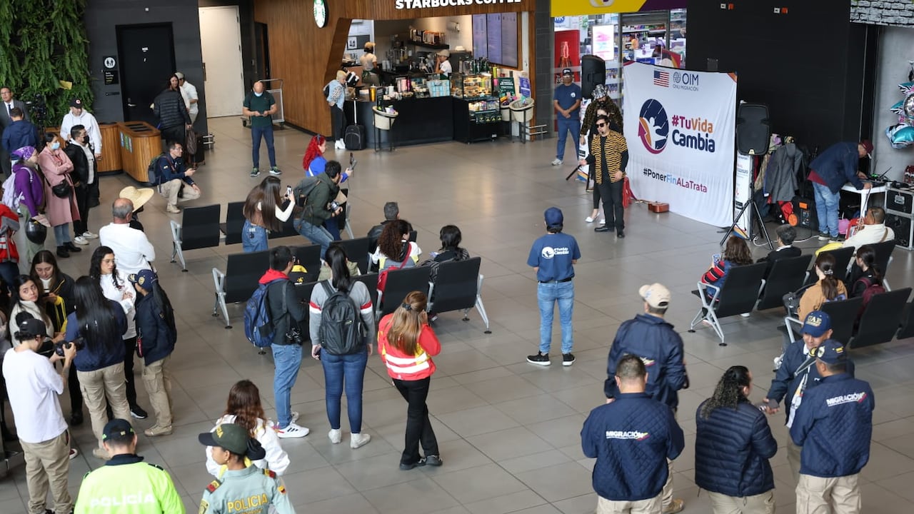 Las autoridades se tomaron el Aeropuerto Internacional El Dorado en una iniciativa que busca prevenir y detectar posibles situaciones de trata de personas