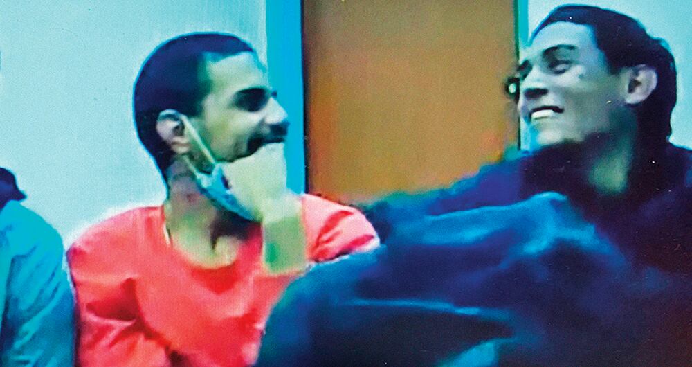 Los implicados se ríen en medio de la audiencia.