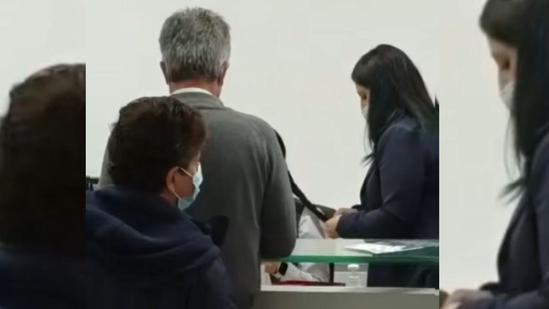 Trabajadora de una EPS trenza el cabello de su compañera.