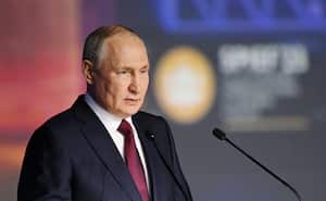 El presidente ruso, Vladimir Putin, pronuncia un discurso durante una sesión del Foro Económico Internacional de San Petersburgo (SPIEF) en San Petersburgo, Rusia, el 16 de junio de 2023.