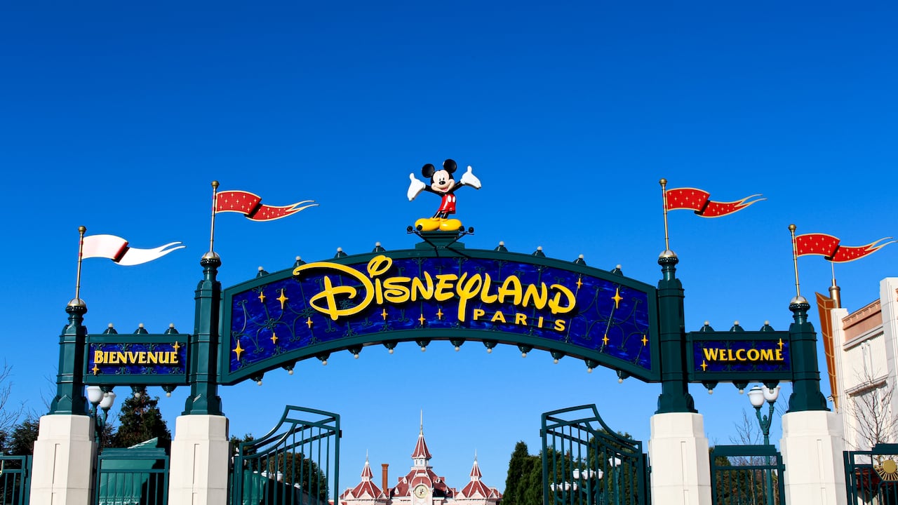 Cada año millones de personas llegan al parque para disfrutar de sus atracciones.