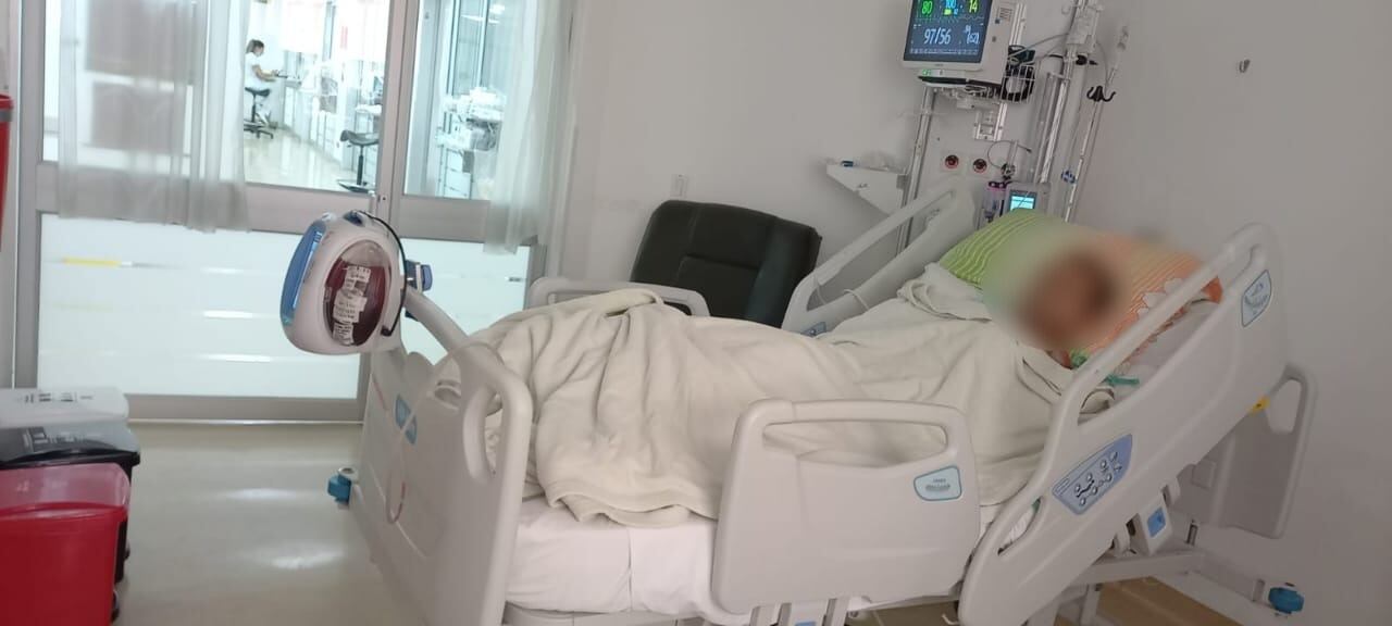 El uniformado estuvo en coma varios meses.