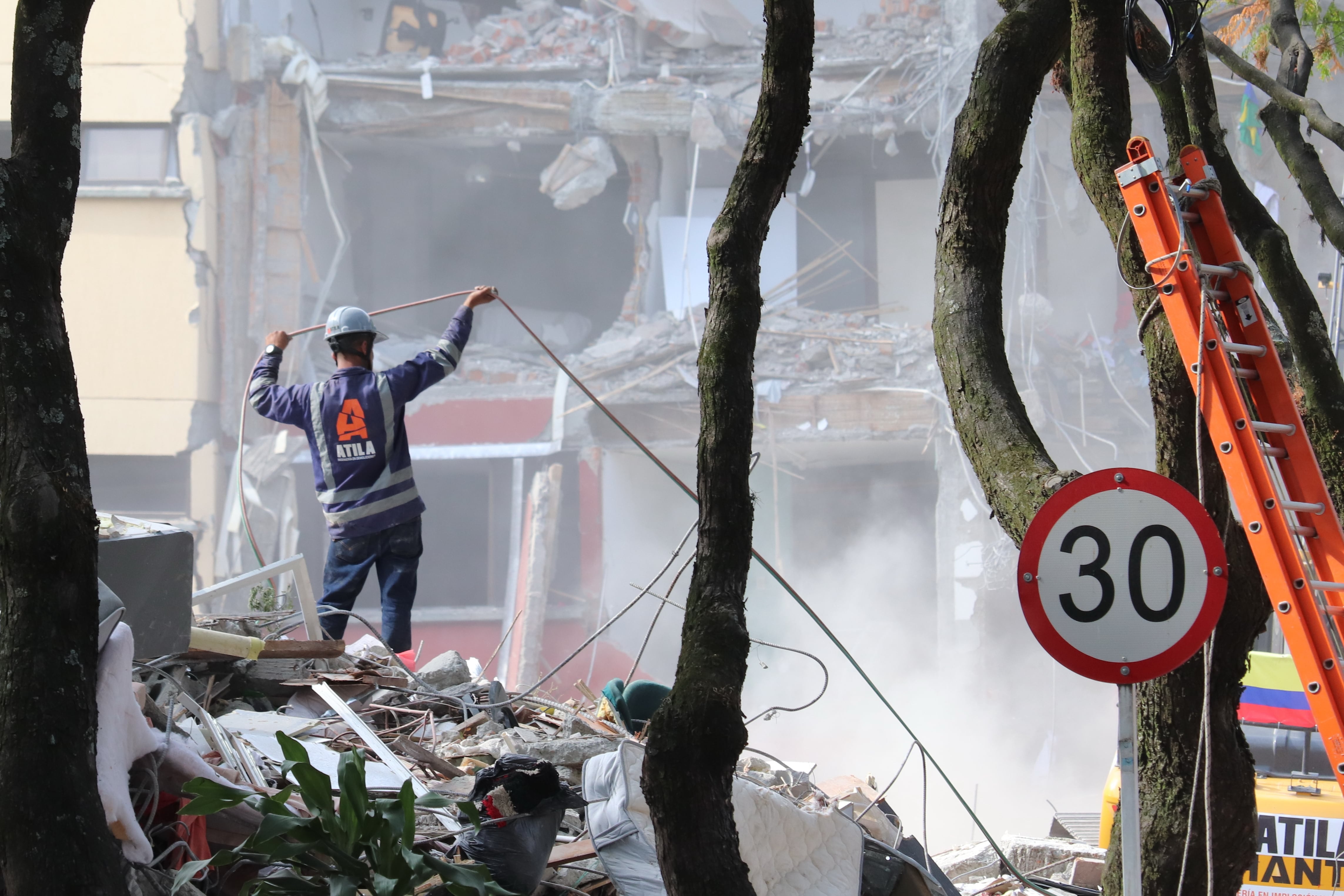 Demoliciones de los edificios Guadalupe y Molino Rojo en el sur de Cali.