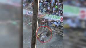 Con sus últimas fuerzas la víctima se lanzó al suelo y logró pasar por debajo de una estructura de madera para ser auxiliada en la gradería