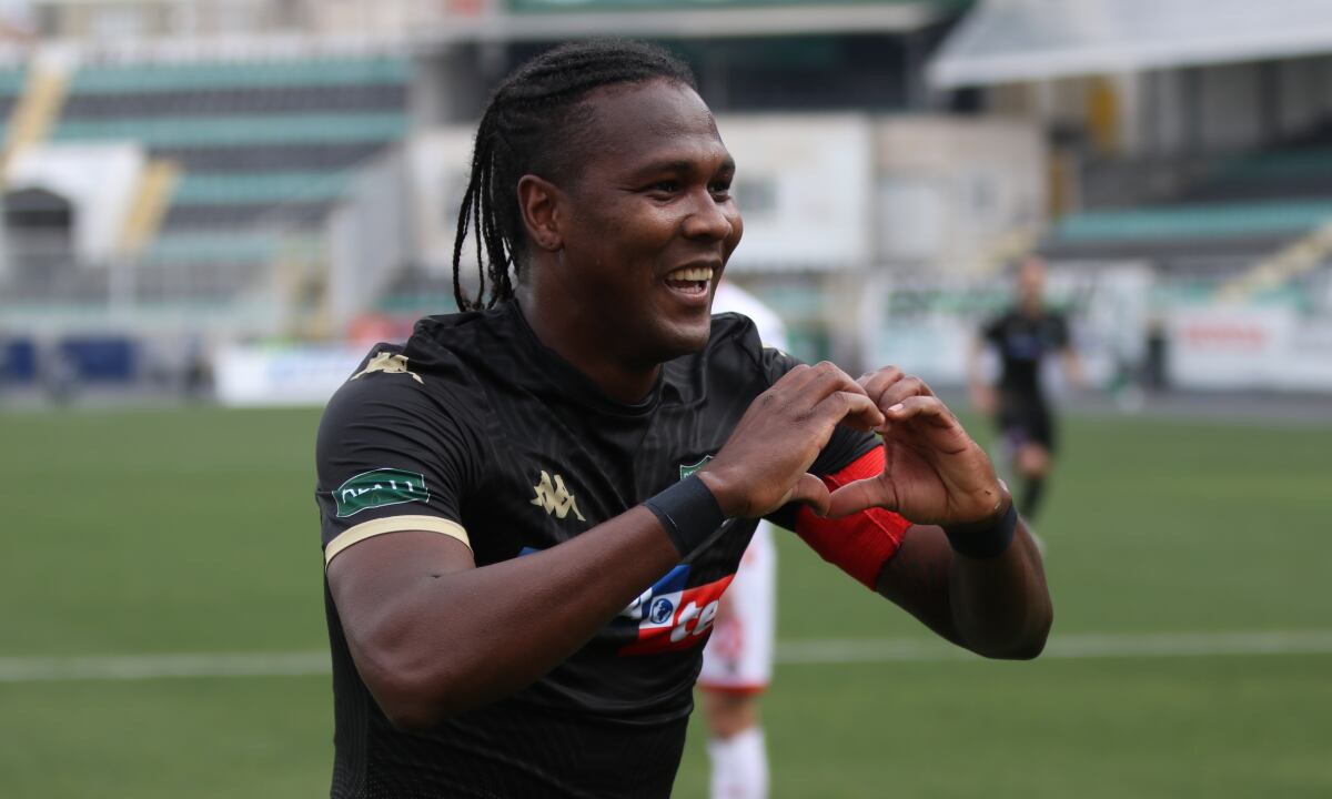 DENIZLI, TURKEY - FEBRUARY 07: Rodallega of Yukatel Denizlispor celebrates after scoring a goal during Turkish Super Lig soccer match between Yukatel Denizlispor and Fraport TAV Antalyaspor at Denizli Ataturk Stadium in Denizli, Turkey on February 07, 2021. (Photo by Getty Images/Sebahatdin Zeyrek/Anadolu Agency)