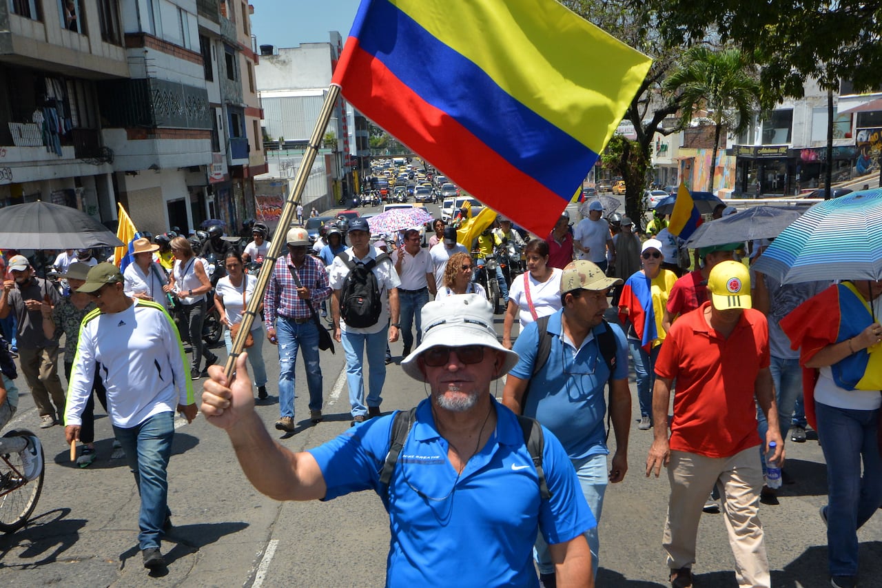 Así se vivió la marcha en contra del alza de la gasolina en la capital del Valle. A pie, en moto y en vehículos particulares, salieron desde el Parque de las Banderas y llegó a la Gobernación.