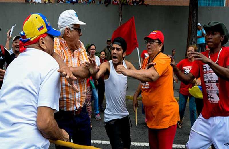Los simpatizantes de la oposición pelean en las calles con quiénes defienden el régimen venezolano.
