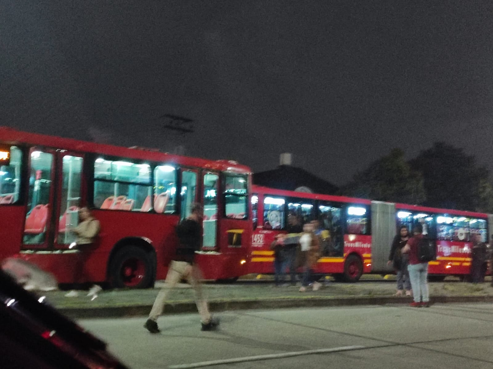 Manifestantes se retiraron del punto sobre la calle 13. De esta manera, “agentes Civiles de Tránsito y la Policía de Tránsito de Bogotá monitorean las condiciones de movilidad en la zona”.