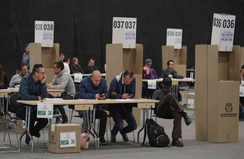 Poca asistencia de votantes, se aprecia en Corferias, el domingo 19 de noviembre de 2017, durante la jornada electoral en la que el Partido Liberal escogerá su candidato único para las presidenciales de 2018, entre Humberto De la Calle Lombana y Juan Fernando Cristo  . Foto: Carlos Julio Martínez / SEMANA