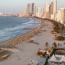 Colombia, Cartagena, Boca Grande, playa y horizonte de la ciudad. (Foto de Jeffrey Greenberg / Universal Images Group a través de Getty Images)