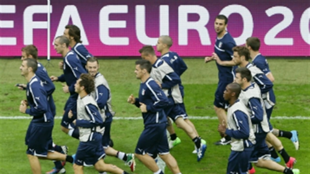 La selección italiana se prepara para enfrentar a Alemania por el segundo cupo a la final de la Eurocopa 2012.