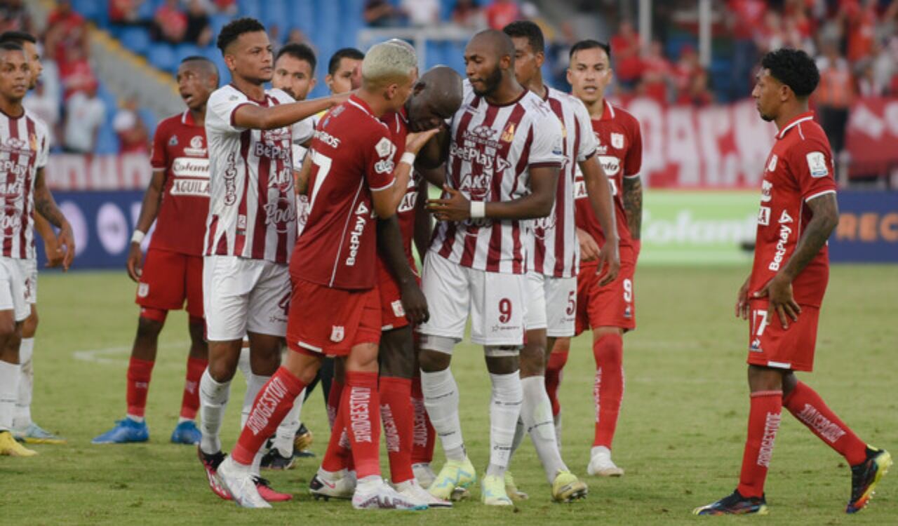 Maicol Valencia salió expulsado entre lágrimas en su debut.