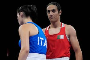 La argelina Imane Khelif (derecha) camina junto a la italiana Angela Carini después de su combate preliminar de boxeo femenino de 66 kg en los Juegos Olímpicos de Verano de 2024, el jueves 1 de agosto de 2024, en París, Francia. (Foto AP/John Locher)